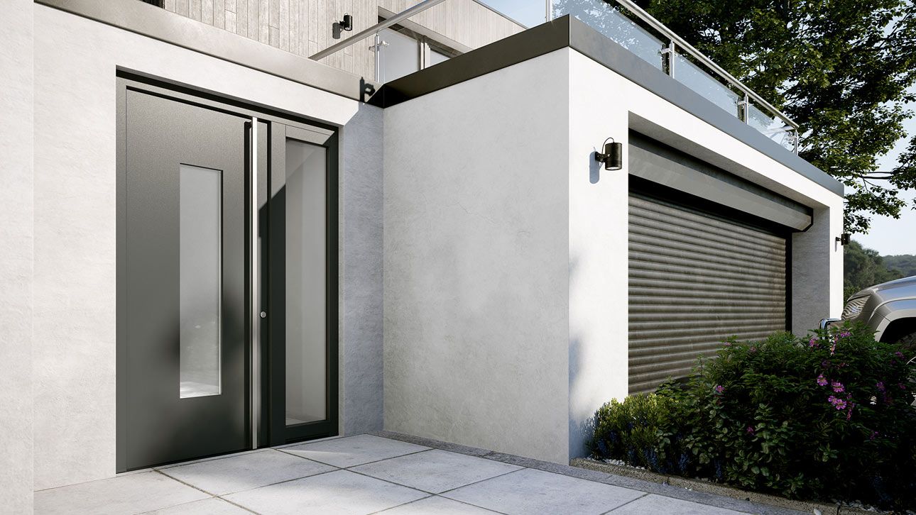 Moderner Hauseingang mit anthrazitfarbener Haustür mit schmalen Glaselementen neben einer Garage mit Rolltor und bepflanztem Beet